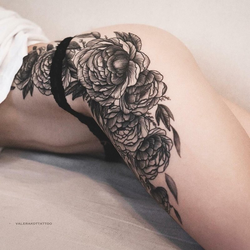 Тату на бедре женские