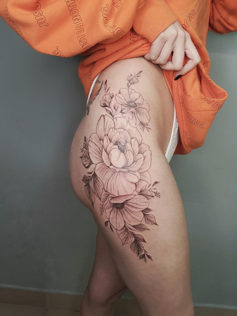 Тату на бедре сбоку для девушек