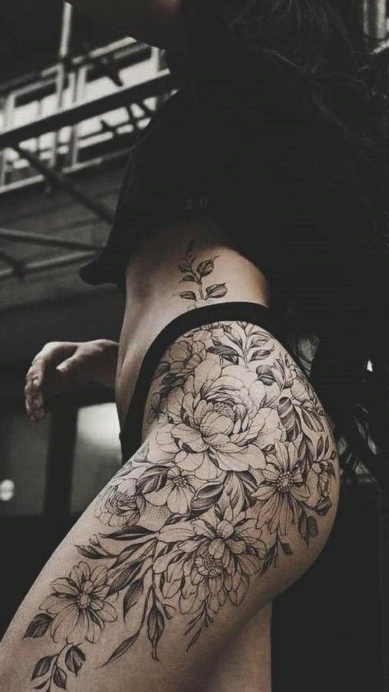 На бедре тату