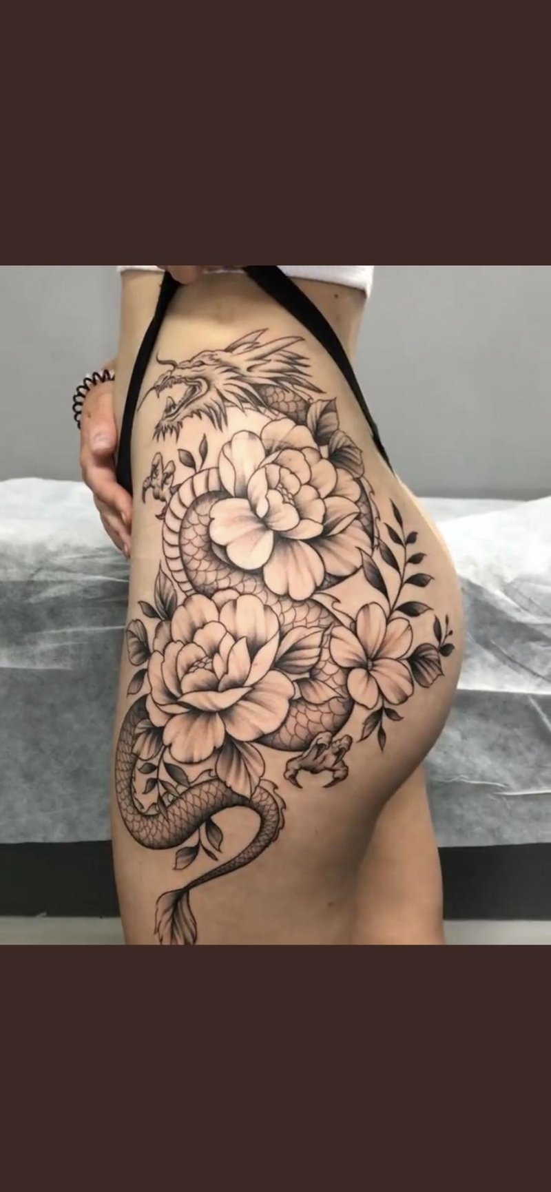 Дракон на бедре тату