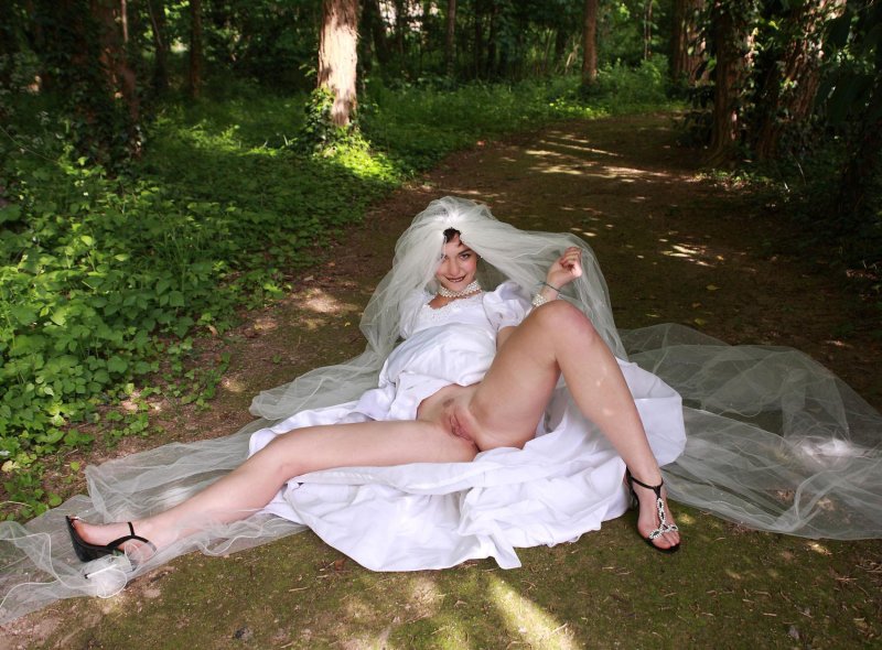 Голая невеста на дороге