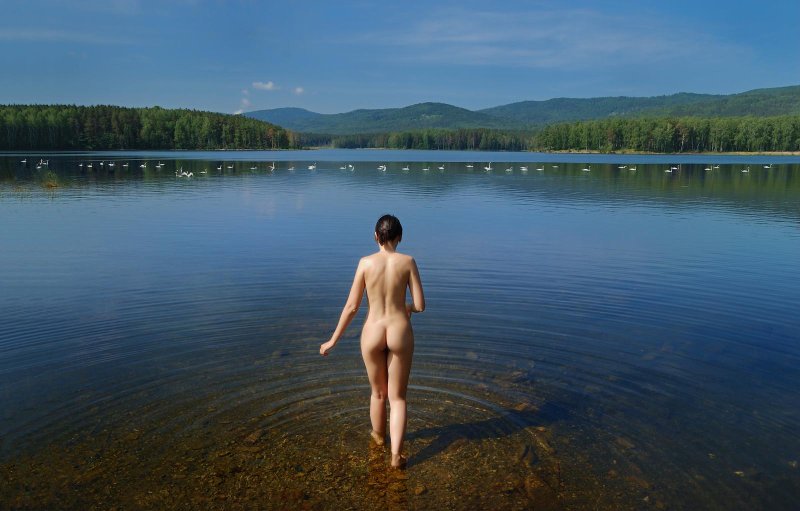 Голые бабы купаются в речке