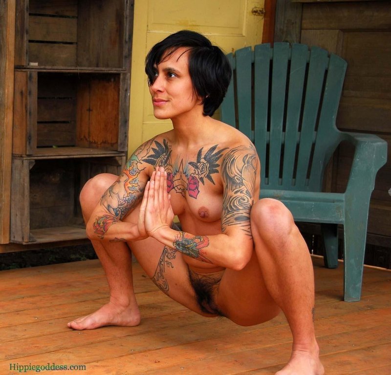 Женщина с татуировками