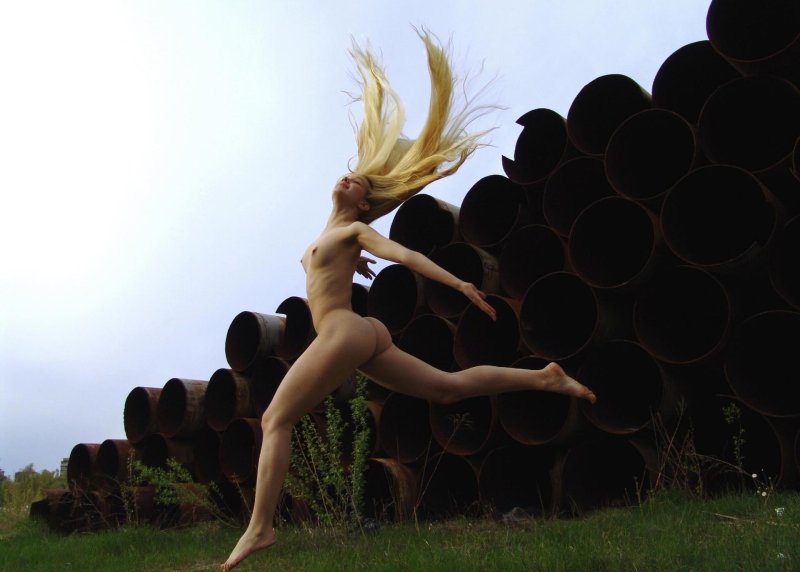 Девушки бегают голышом