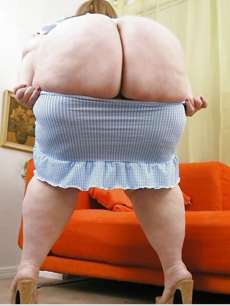 Жирная старуха нагнулась