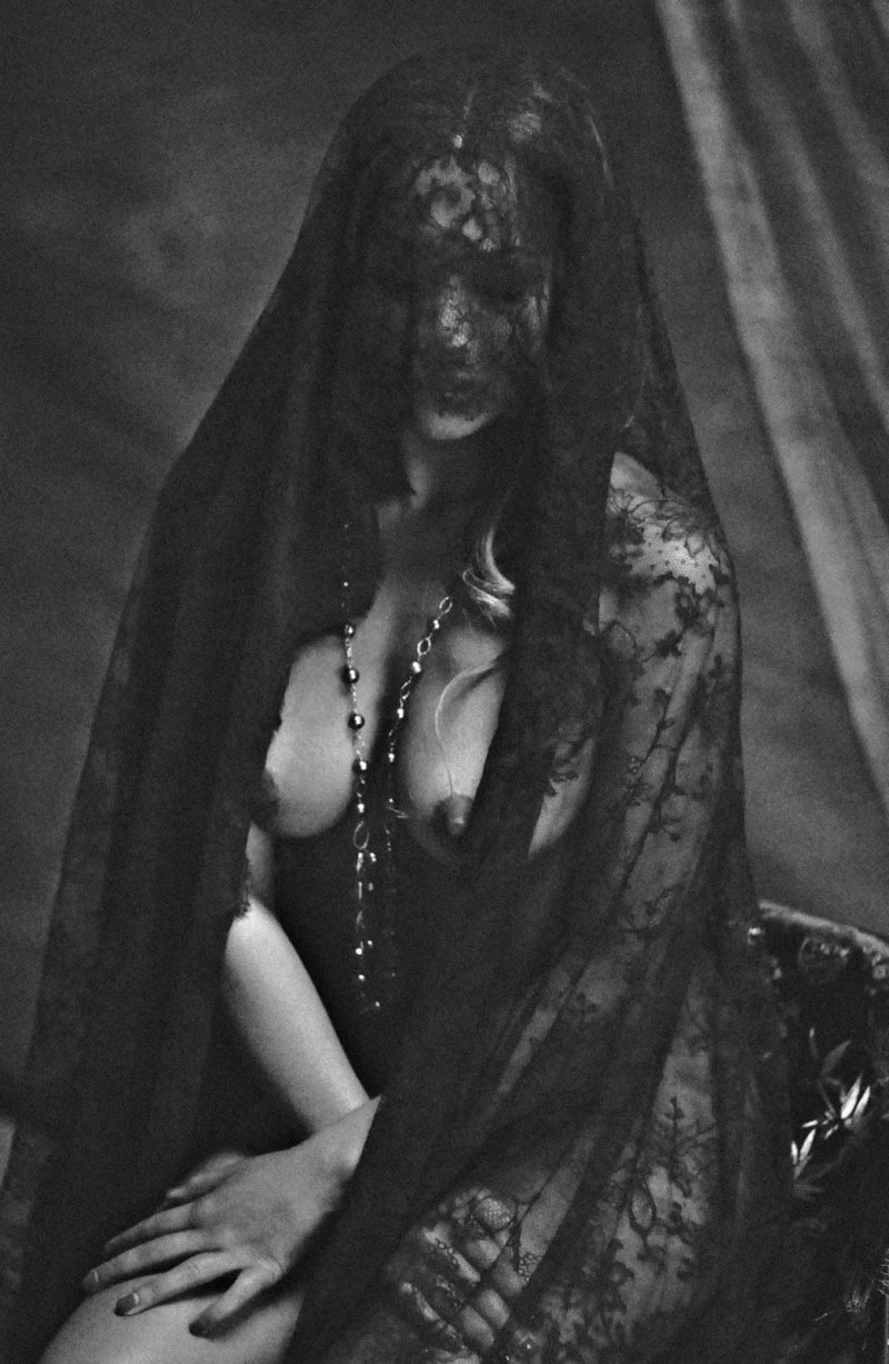 Женщина под вуалью голая