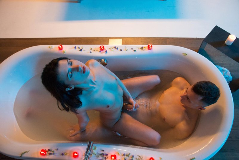 Девушка и парень в ванной ню