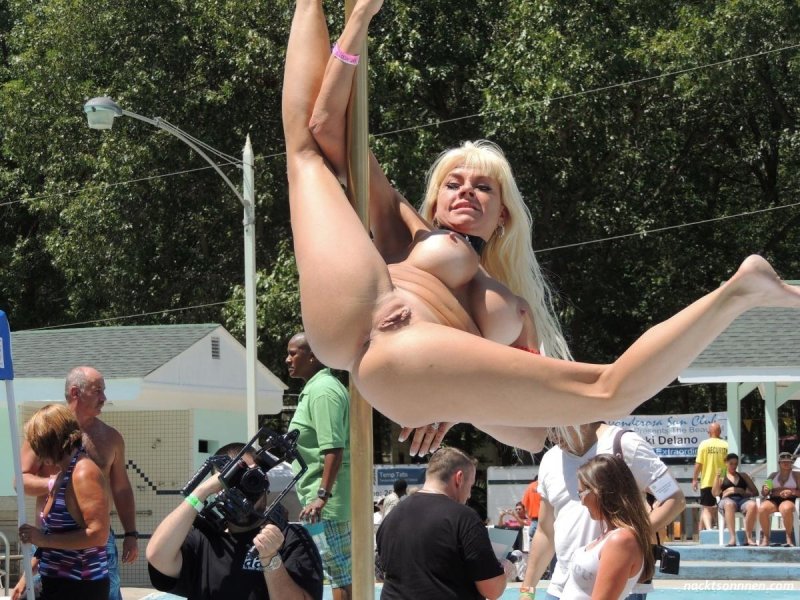 Обнаженная на пляже