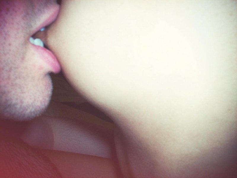 Кусает сосочки