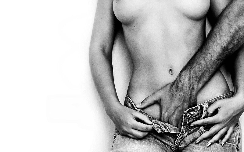 Мужская рука на женском лобке