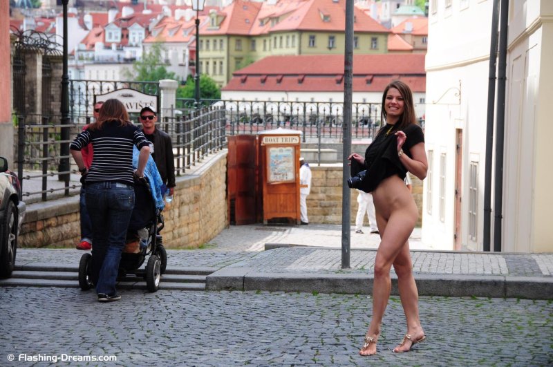 Ходит голая по улице