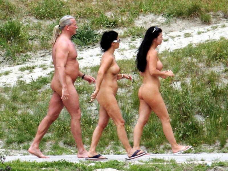 Голые нудистки в замке