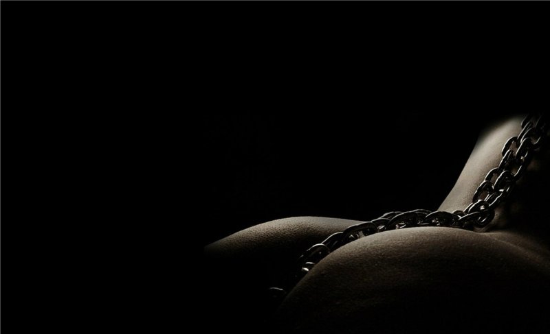 Девушка на цепи