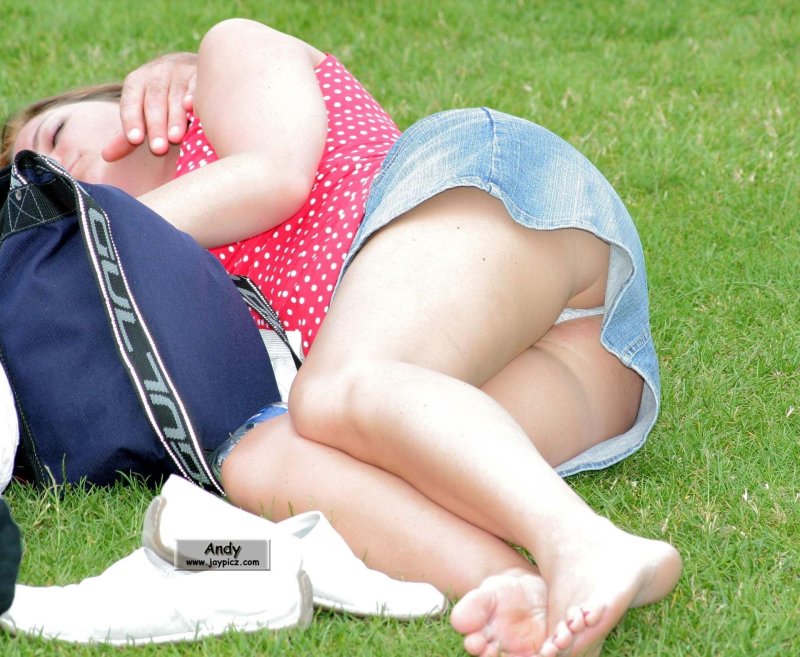 Подглядывание под юбки