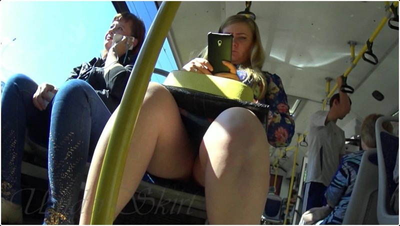 Под юбкой в метро