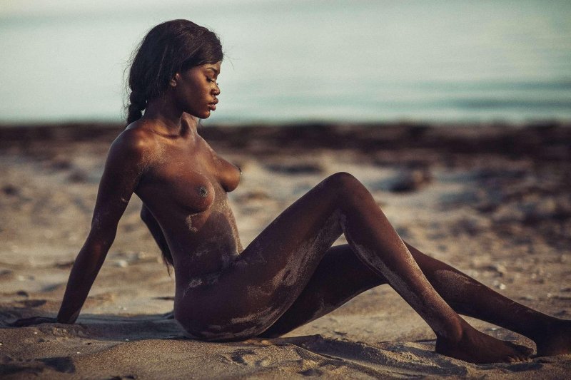 Девушка темнокожая