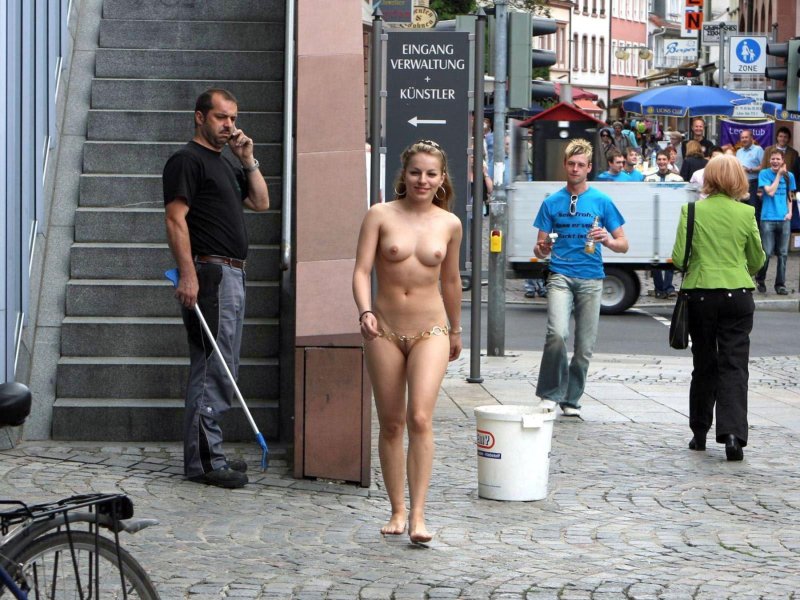 Обнажение в публичных местах