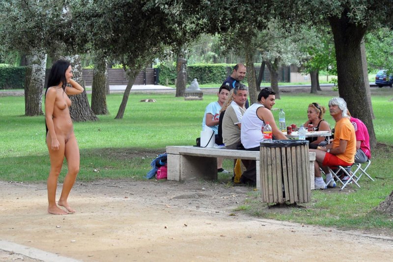 Голышом по улице