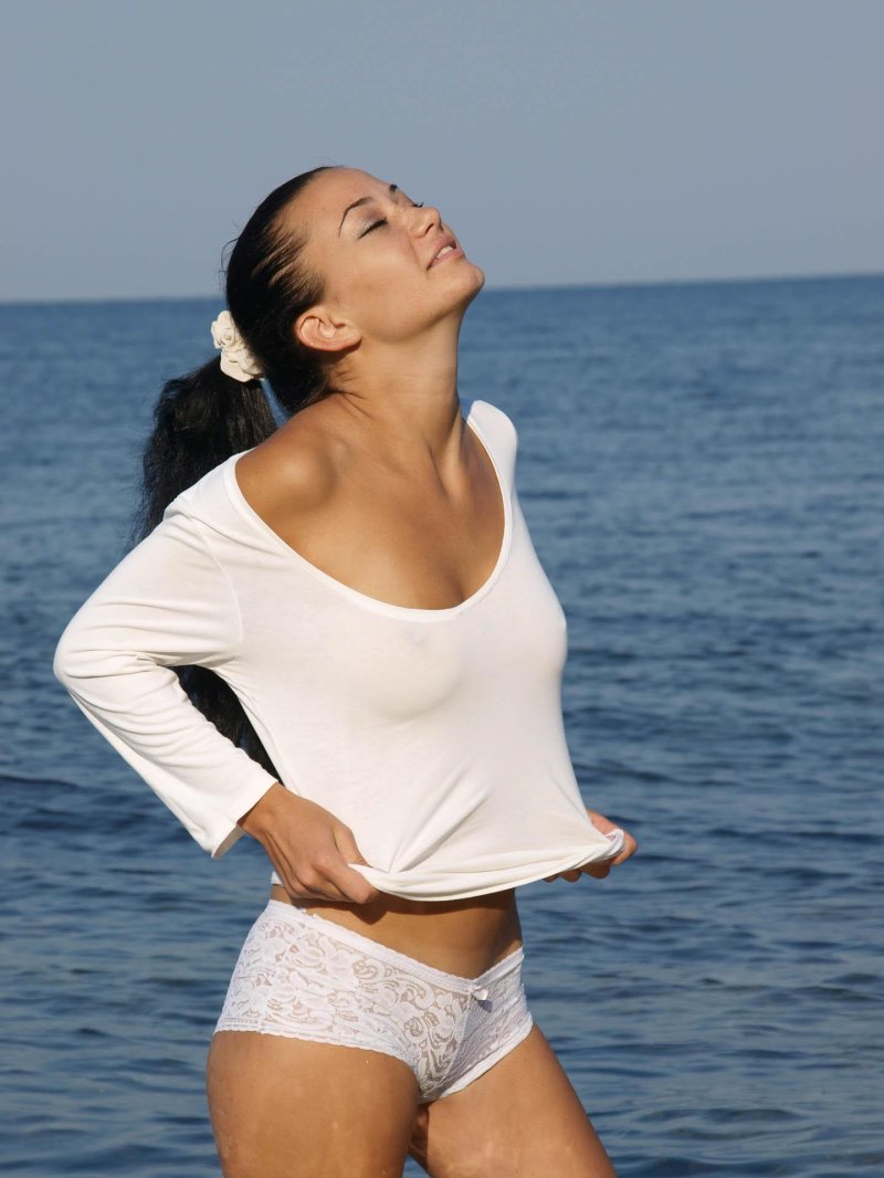 Мокрая майка на девушке