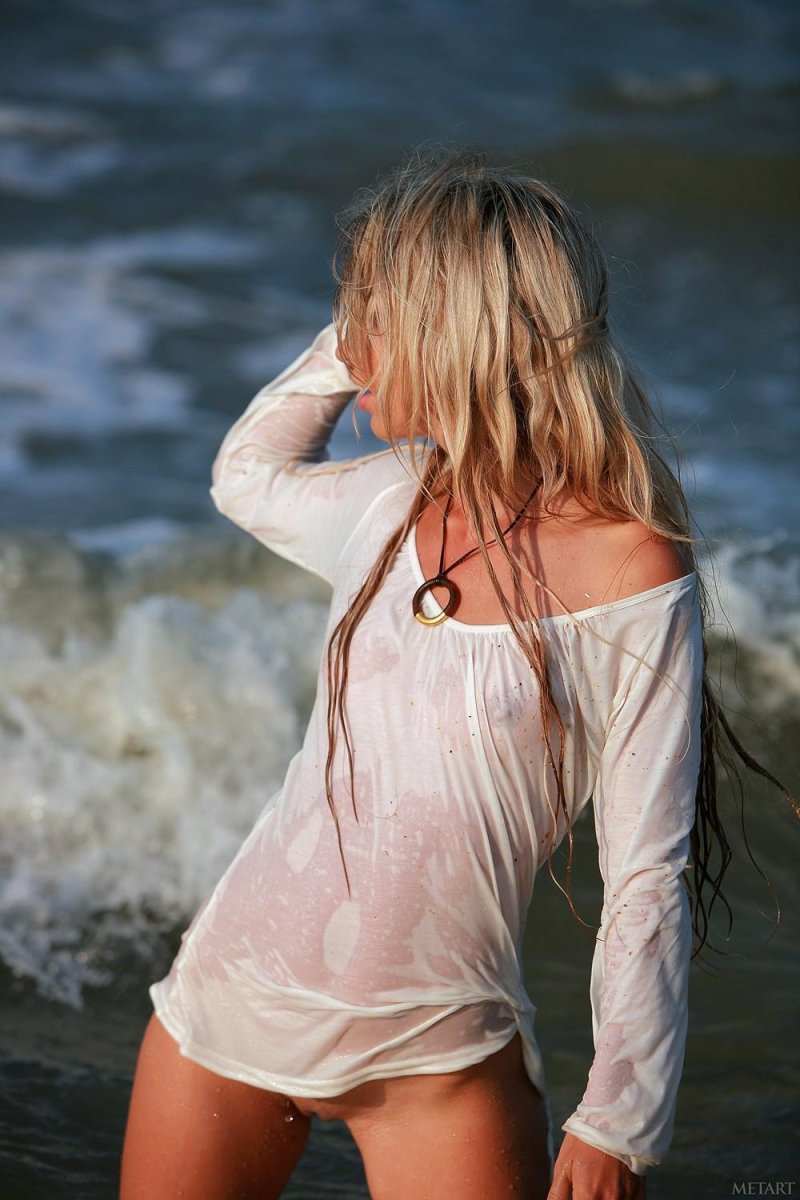 Девушка в мокрой одежде