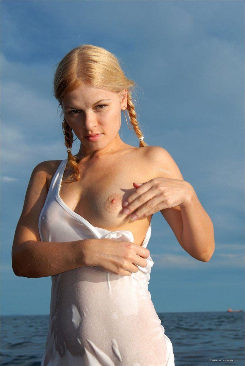 Мокрая майка