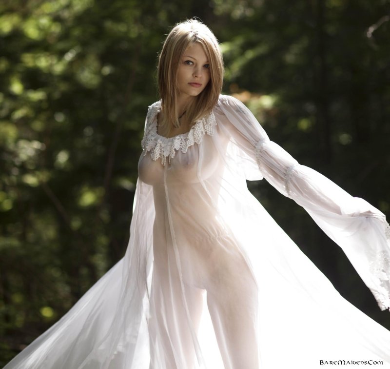 Девушка в прозрачном пеньюаре