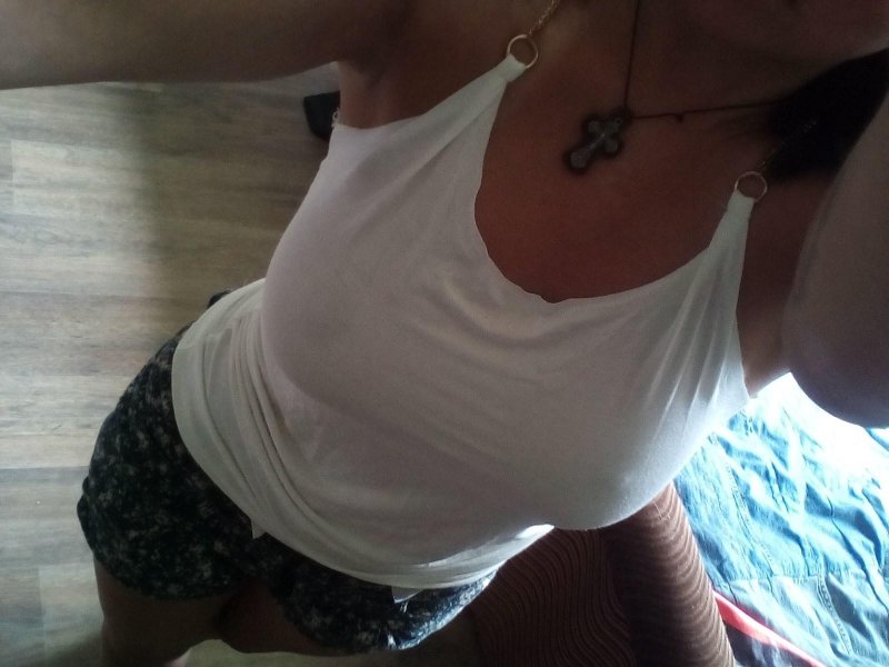 Девушка в майке без лифчика