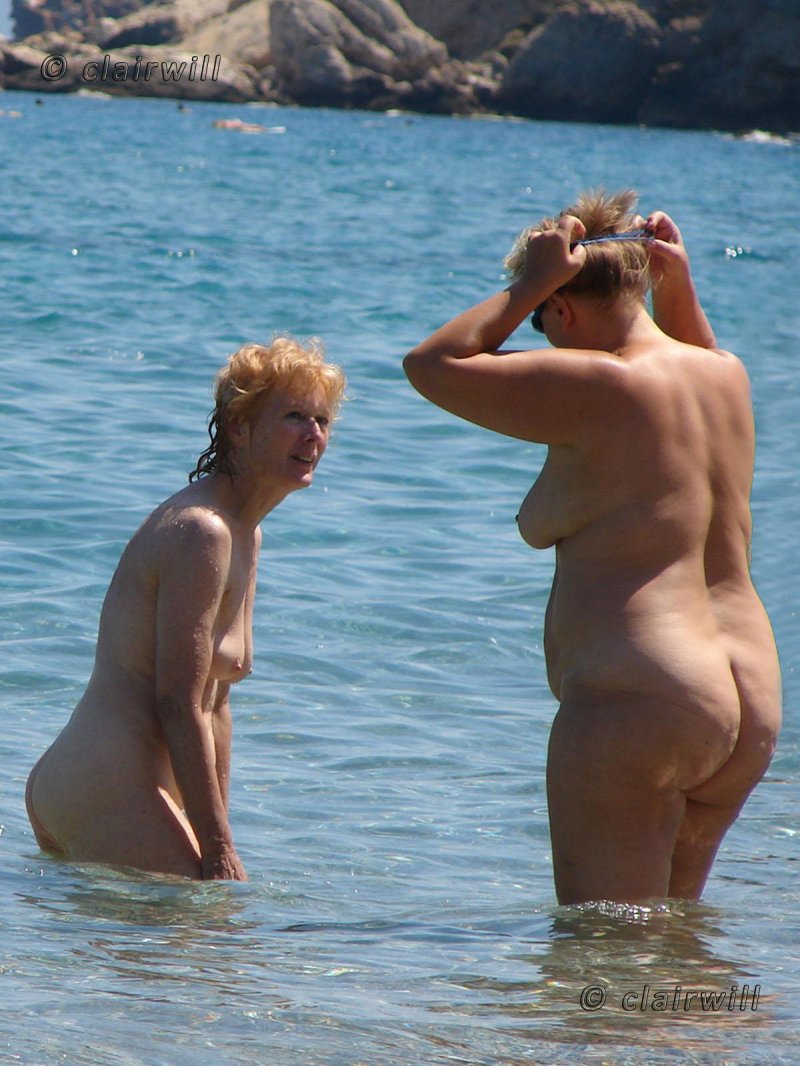 Голые женщины в возрасте на пляже