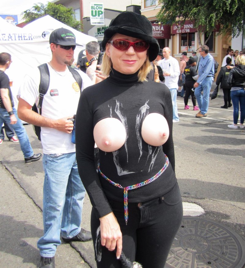 Огромные сиськи на публике