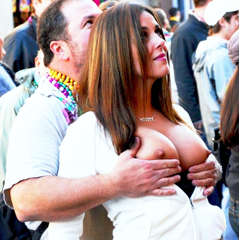 Девушка показывает сиськи прохожим