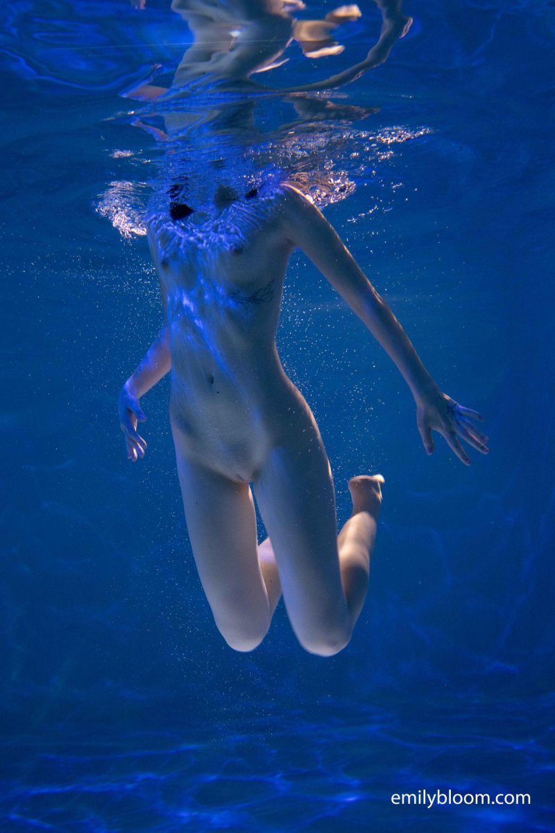 Девушка в бассейне