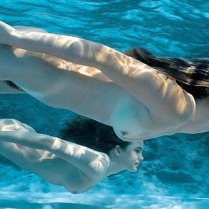 Голая девушка под водой