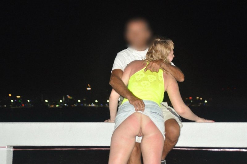 Под юбкой девушек