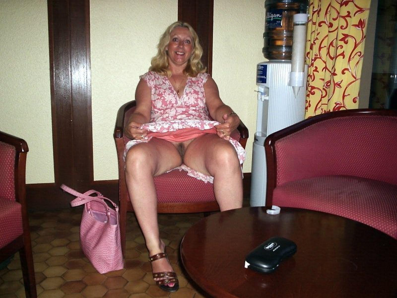 Пожилые женщины без трусов