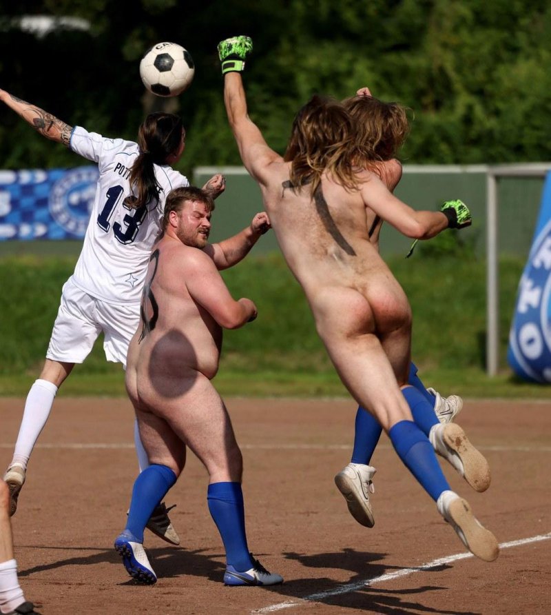 Голые болельщики на поле