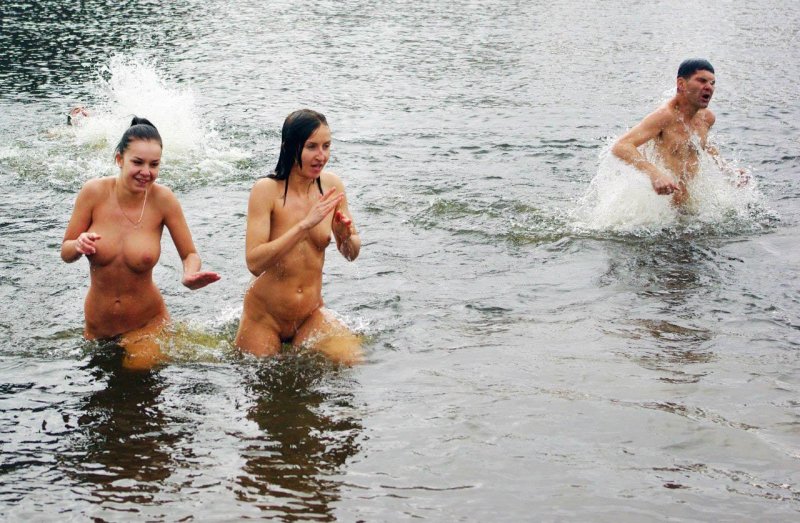 Купаются голышом