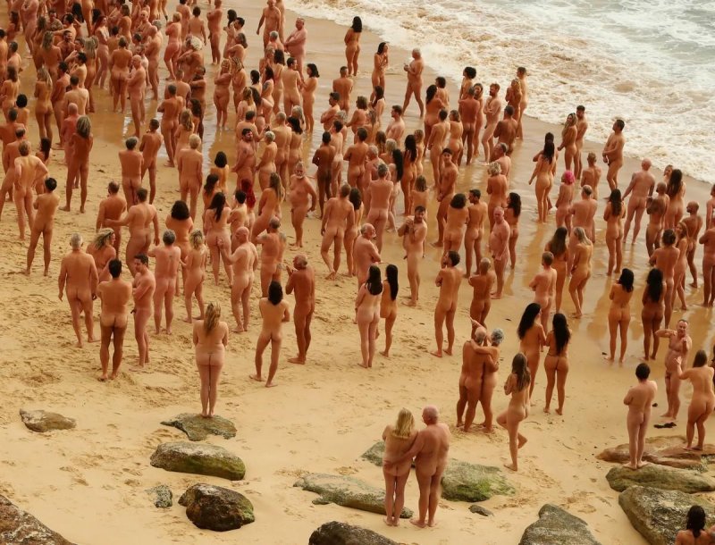 Нудийский пляж люди