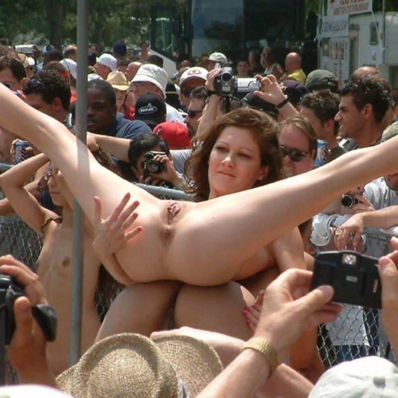 Порнозвезды голые на публике