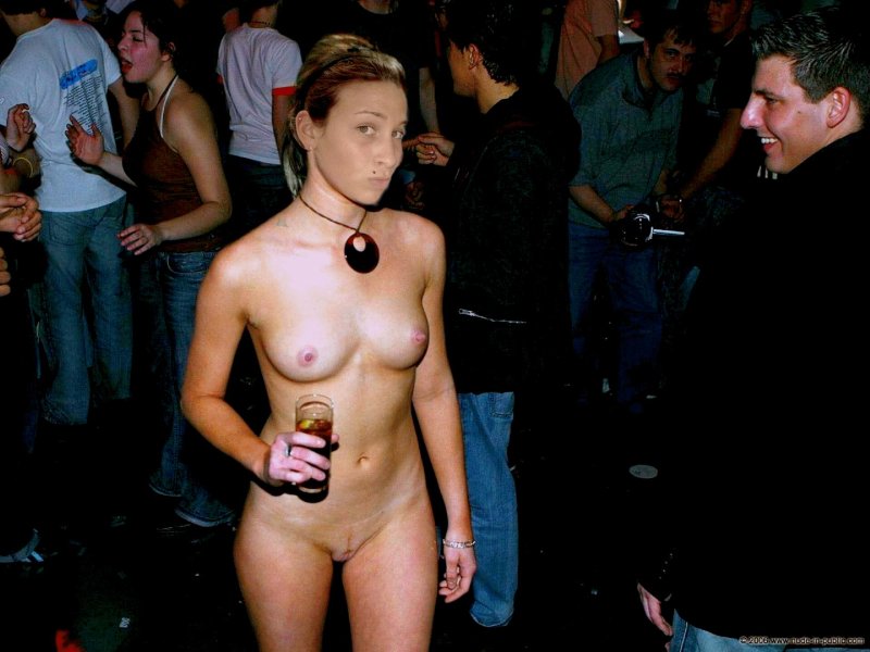 Голые женщины на дискотеке