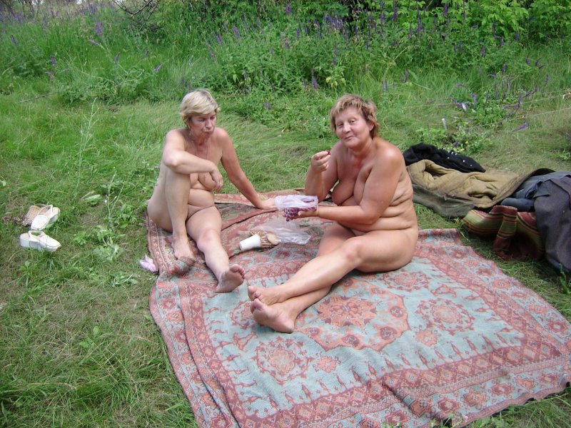 Зрелая жена голышом на пикнике