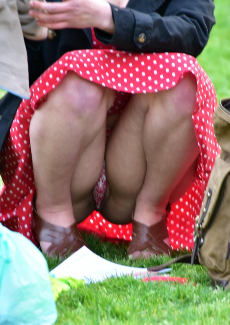 Под юбкой засвет