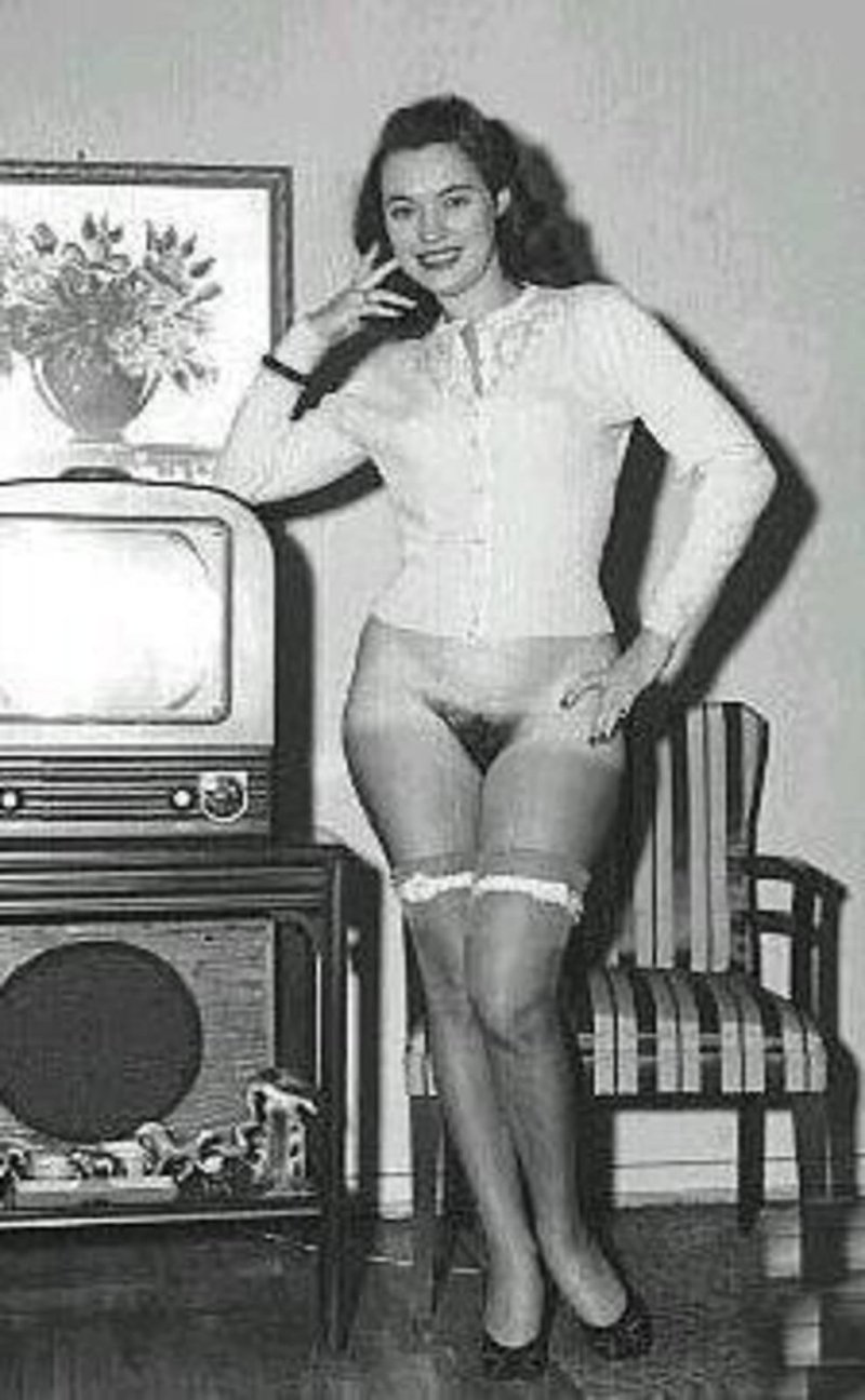 Женщины в чулках ретро