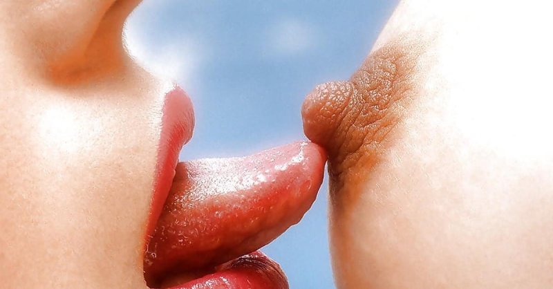 Красивые соски облизывают