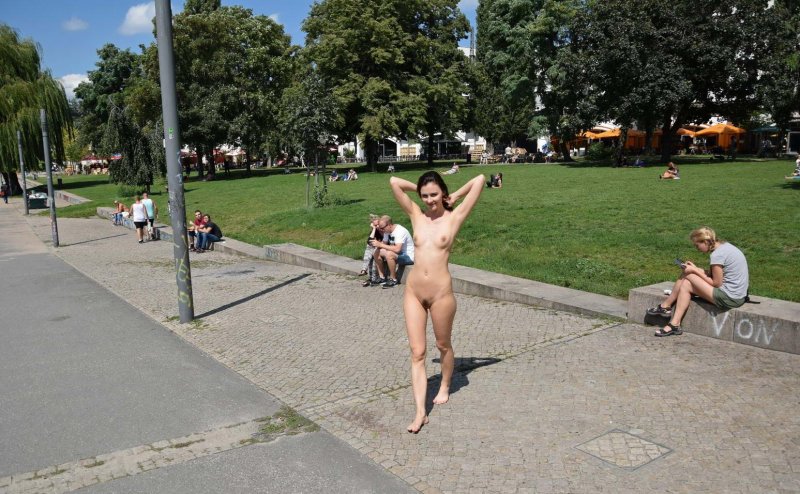 Гуляет голышом nude in public nip