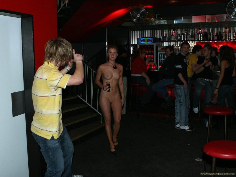 Девушка разделась на спор