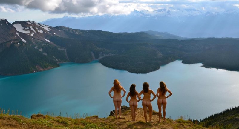 Голые туристы