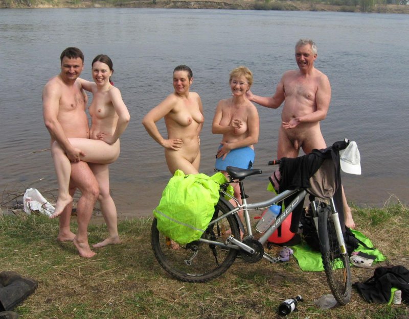 Нудисты на реке