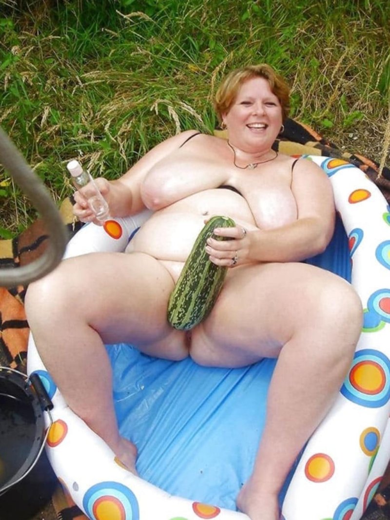 Голые толстые бабы на огороде