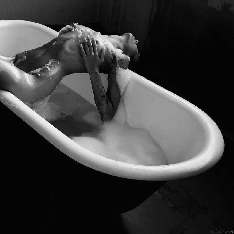 Девушка в ванной ню арт