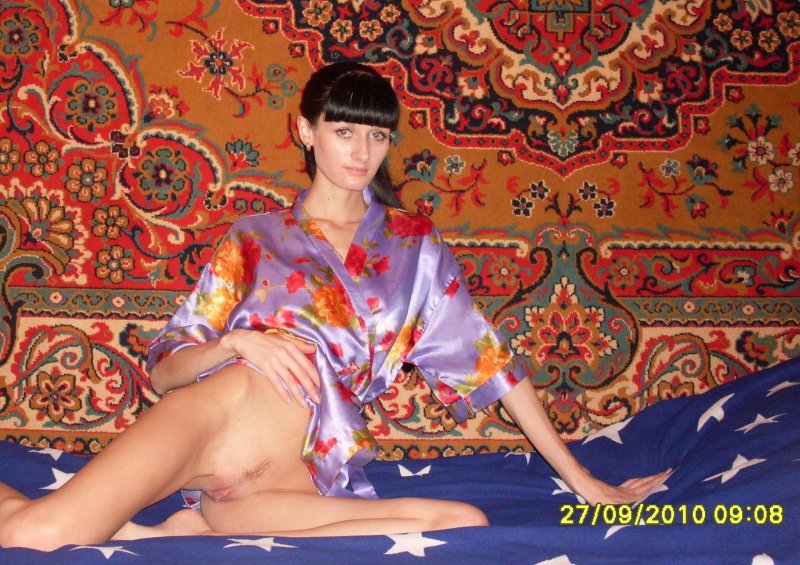 Девушка ню на фоне ковра